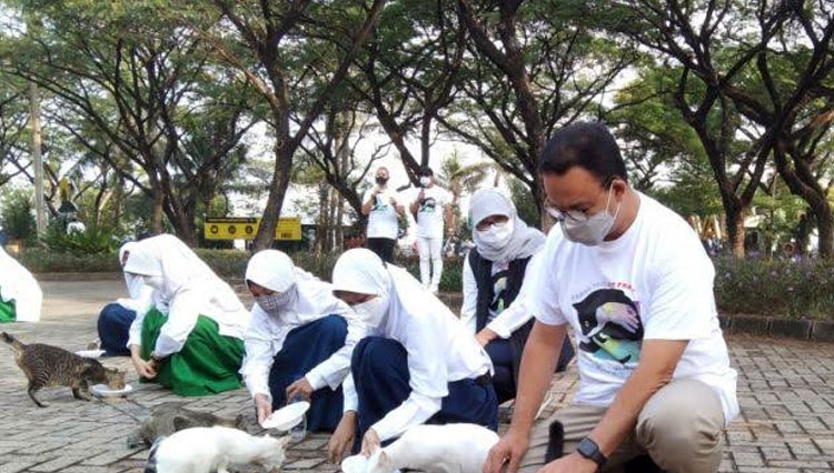 Gubernur DKI Jakarta Anies Baswedan saat agenda di puncak puncak peringatan Hari Rabies Sedunia di Ancol, Jakarta, Selasa (28/9/2021). (FOTO: Antara)