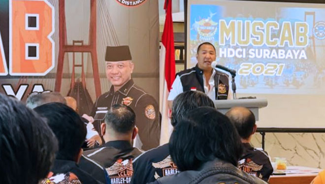 Ketua Harley-Davidson Club Indonesia (HDCI) Surabaya, Tonny Wahyudi berbicara dalam forum musyawarah cabang perdana secara offline sejak pandemi Covid-19 melanda. (FOTO: HDCI Surabaya for TIMES Indonesia)