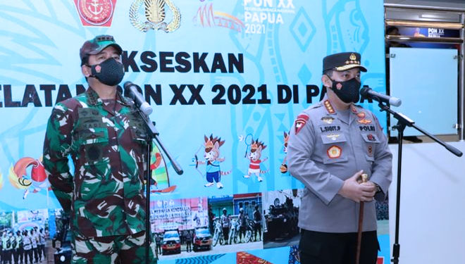 Panglima TNI Marsekal Hadi Tjahjanto bersama Kapolri Jenderal Listyo Sigit Prabowo, meninjau kesiapan keamanan PON XX Papua.  (foto: Puspen TNI)