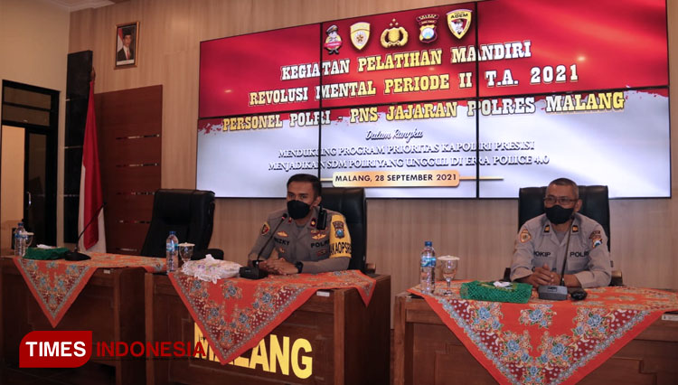 Waka Polres Malang Kompol Rizky Tri Putra ketika membuka Pelatihan Revolusi Mental. (FOTO: Humas Polres Malang for TIMES Indonesia)