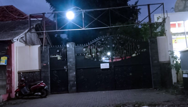 Rumah Plt Bupati Probolinggo ditutup, saat digeledah KPK RI. (Foto: Syahwan for TIMES Indonesia)