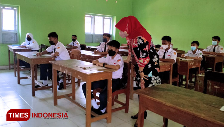 Bupati Klaten Sri Mulyani ketika meninjau Pembelajaraan Tatap Muka (PTM) di sejumlah sekolah dasar (SD) dan SMP, Selasa (28/9/2021). (FOTO: Pemkab Klaten for TIMES Indonesia)