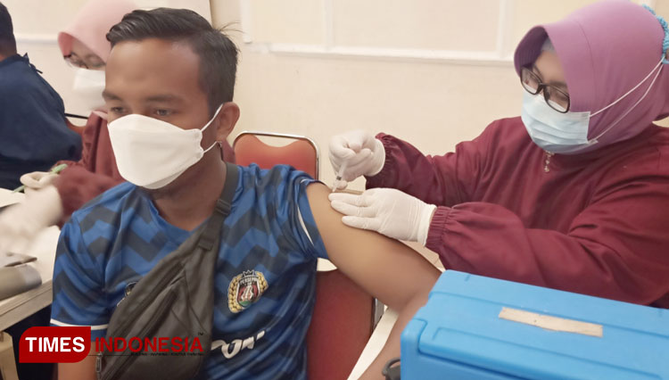 Salah satu pemain Persepon Ponorogo mendapatkan vaksin dosis ke 2. (FOTO:Marhaban/TIMES Indonesia)