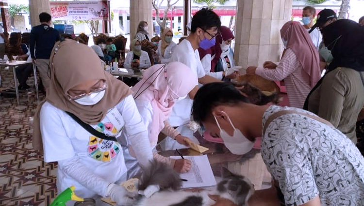 Vaksinasi rabies di Pendopo Bupati Indramayu. (FOTO: Diskominfo Kabupaten Indramayu)