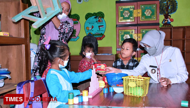 Wali Kota Banjar tampak asik bermain dengan anak-anak PAUD di tengah kegiatan Kunkernya. (foto: Susi/TIMES Indonesia)