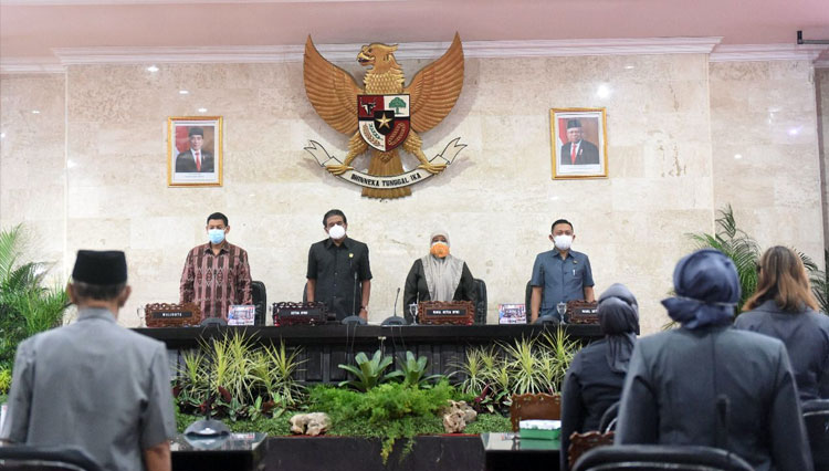 Rapat Paripurna DPRD Kota Kediri saat akan dimulai menyanyikan lagu kebangsaan Indonesia raya (FOTO: Protokol dan Komunikasi Pimpinan Sekretariat Daerah Kota Kediri)