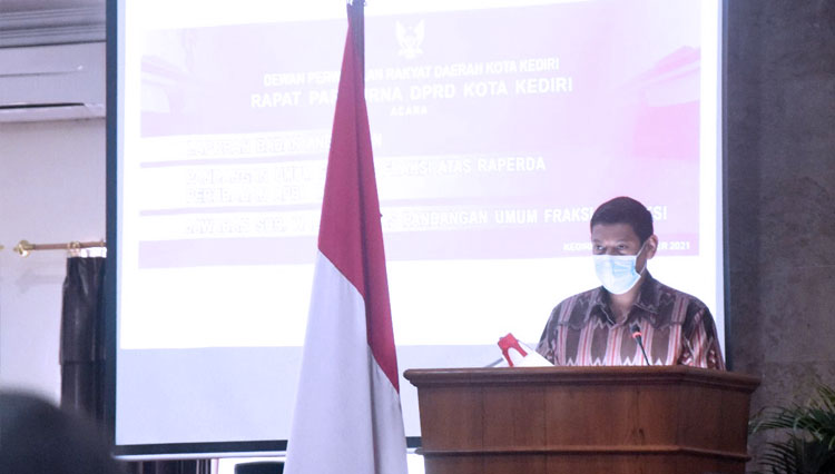 di-atas-mimbar-berikan-jawaban-atas-fraksi.jpg