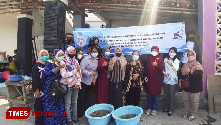 FOTO bersama tim Pengmas Fakultas Kedokteran Hewan (FKH) Universitas Airlangga bersama anggota UMKM di Bulak, Kenjeran (25/9/2021).  (Foto: Dokumentasi Pribadi) 
