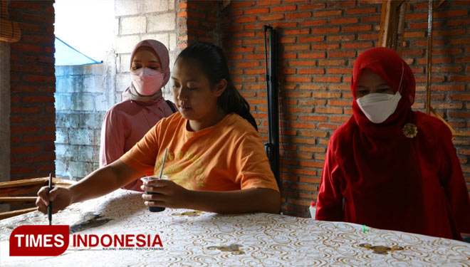 Pengurus Dekranasda Kota Batu saat mengunjungi Galery Batik Anjani di Desa Bumiaji, Kecamatan Bumiaji. (Muhammad Dhani Rahman/TIMES Indonesia)