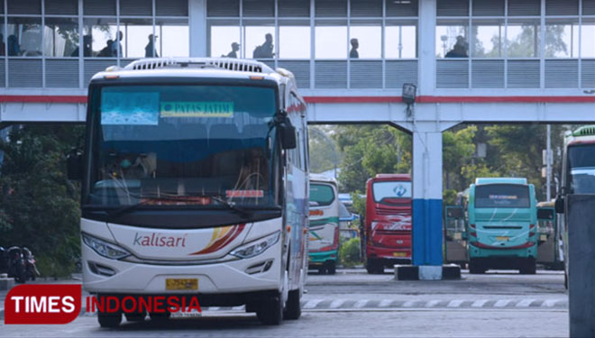 Bus b