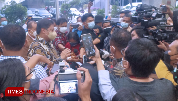 Ketum DPP Golkar Erlangga Hartarto memberikan keterangan kepada wartawan usai konferensi pers bersama Ketua DPR RI Puan Maharani (FOTO: Sumitro - TIMES Indonesia)