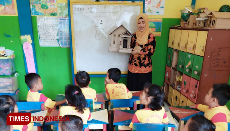 Wujudkan Pendidikan Ramah Anak, Kades di Lamongan Sisihkan Waktu untuk Mengajar di TK