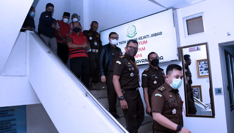 Kadis dan Kabid DPKPP Kabupaten Indramayu yang ditahan. (FOTO: Kejati Jabar)
