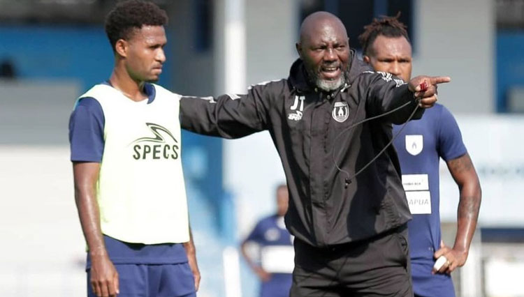 Pelatih Persipura Jacksen F Tiago saat memimpin latihan (Foto: Persipura)