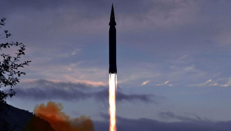 Media pemerintah Korea Utara merilis foto yang dikatakan sebagai rudal Hwasong-8. (FOTO : BBC/Reuters)