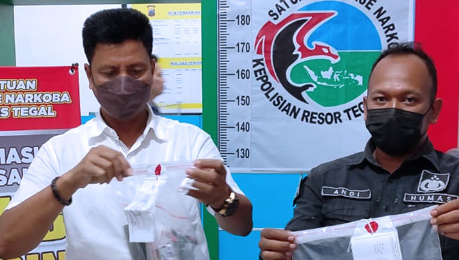 Petugas Satresnarkoba Polres Tegal menunjukan barang bukti narkoba. (Foto: Andi Febri For TIMES Indonesia)