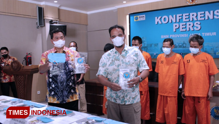 BNNP Jatim saat ungkap kasus Narkotika, Rabu (28/9/2021). (FOTO: Byvan Quai Alkana/TIMES Indonesia). 
