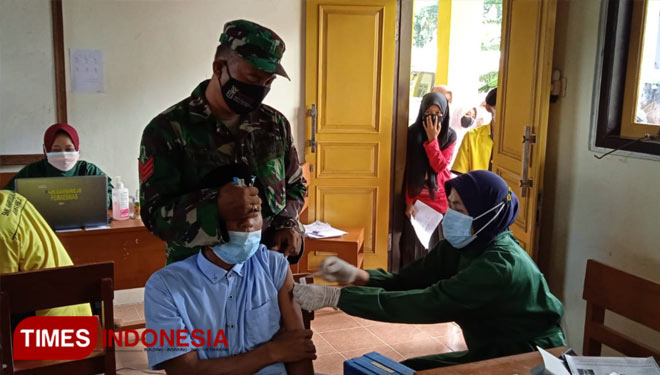 Pelaksanaan vaksinasi pelajar di Banyuwangi. (FOTO: Agung Sedana/ TIMES Indonesia)