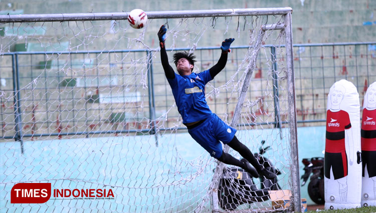 Aksi-Kurniawan-Kartika-Ajie-saat-berkostum-Arema-FC-2.jpg