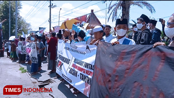 Dukung KPK, Ratusan Santri Bersarung Unjuk Rasa di Kantor DPRD Probolinggo