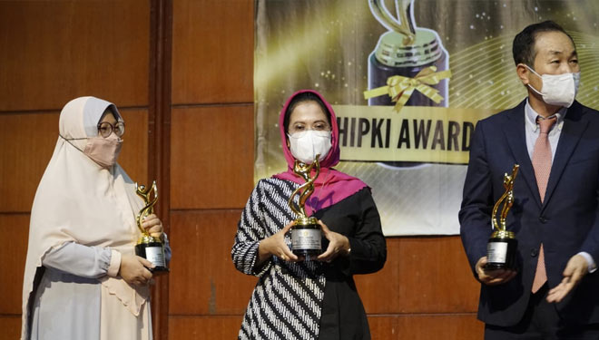 Ketum Dekopin Dr. Hj Sri Untari Bisowarno M.AP. saat menerima penghargaan HIPKI Award 2021 untuk kategori Bidang Pengembangan UMKM dan Koperasi dari Himpunan Penyelenggara Pelatihan dan Kursus Indonesia (HIPKI). (FOTO: Dekopin for TIMES Indonesia)