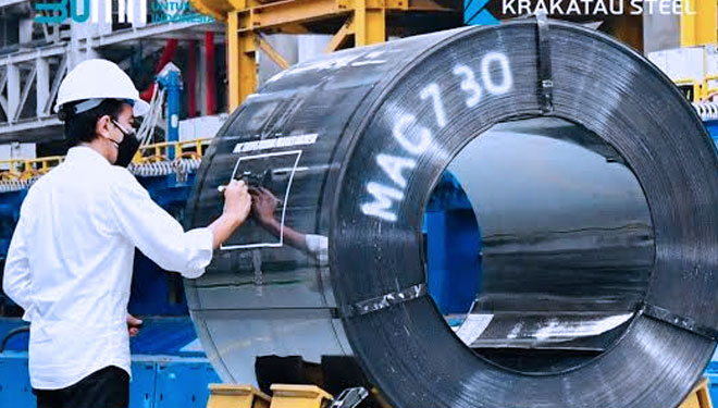 Presiden Joko Widodo saat meninjau pabrik baja PT Krakatau Steel - (FOTO: dokumentasi PTKS via Twitter @_KRAKATAUSTEEL)