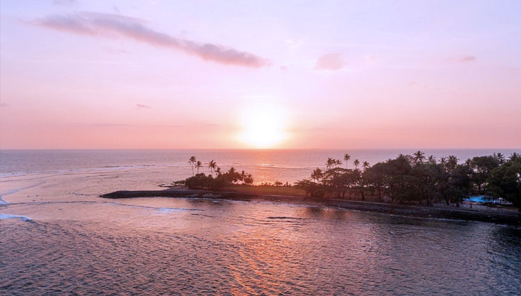 Panorama matahari tenggelam (sunset) di kawasan wisata Pantai Senggigi, Lombok Barat.(Foto: Dispar Lombok Barat)