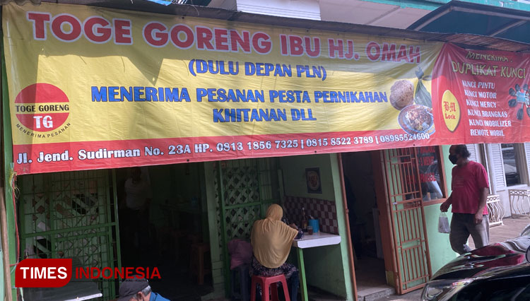 Tampak depan kedai Tauge Goreng Hj Omah. (FOTO: Anastasia Athalia/ TIMES Indonesia)