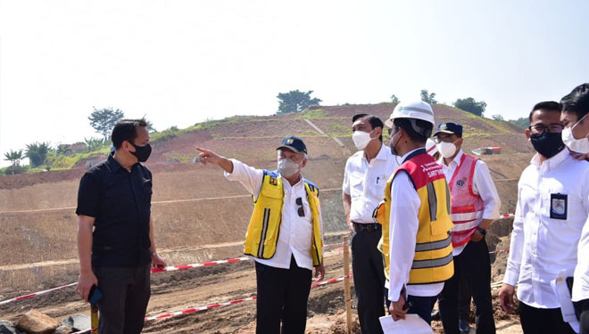 Menteri PUPR RI Basuki Hadimuljono saat melakukan peninjauan Tol Cisumdawu bersama dengan Menko Marves Luhut Binsar Panjaitan dan Menhub Budi Karya Sumadi, Kamis (30/9/2021).(FOTO: Biro Komunikasi Publik Kementerian PUPR RI)