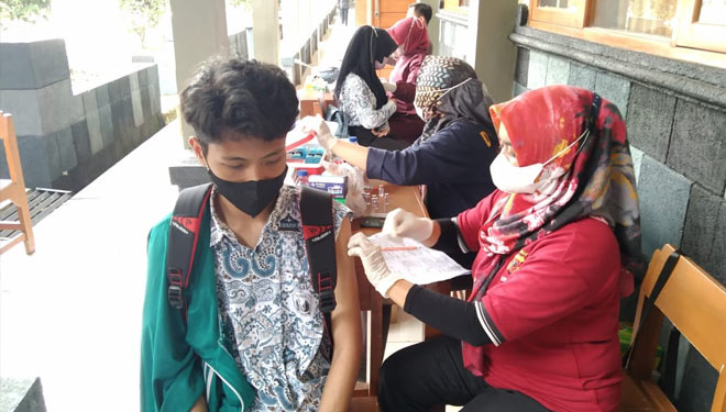 Salah satu siswa SMAN 1 Cihaurbeuti sedang melakukan vaksinasi (foto: Humas Polres Ciamis)Kegiatan vaksinasi di SMAN 1 Cihaurbeuti (foto: Humas Polres Ciamis)Gerai Vaksinasi Presisi Polres Ciamis di SMAN 1 Cihaurbeuti (foto: Humas Polres Ciamis)