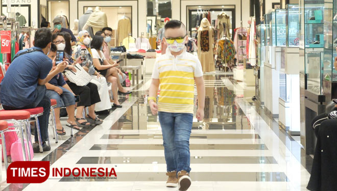 Anak-anak saat fashion show di Grand City Surabaya, Kamis (30/9/2021). (Foto: Khusnul Hasana/TIMES Indonesia)