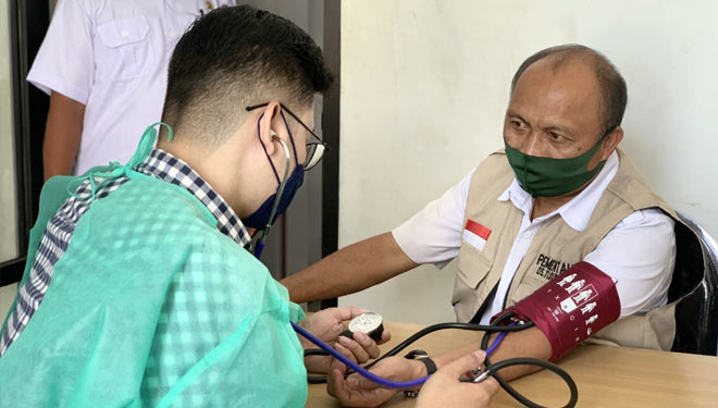 Suasana cek tekanan darah gratis yang dilakukan oleh oleh Mahasiswa PMM UMM di desa Tlekung, Junrejo, Batu (29/9/2021). (Foto: Firza Nadia for TIMES Indonesia)