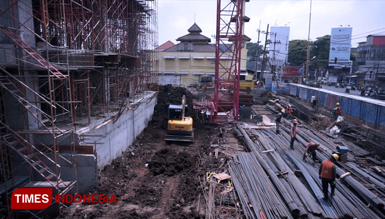 Suasana progres pengerjaan gedung MCC yang berada di Jl A Yani, Blimbing, Kota Malang. (FOTO: Rofi/TIMES Indonesia)