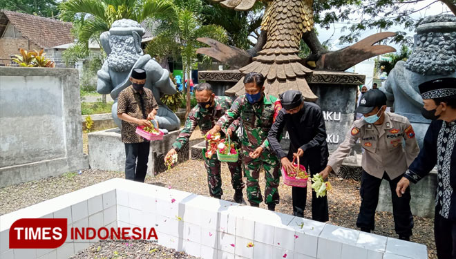 Upacara tabur bunga di monumen Lubang Buaya Banyuwangi (Foto : Rizki Alfian/ TIMESIndonesia)