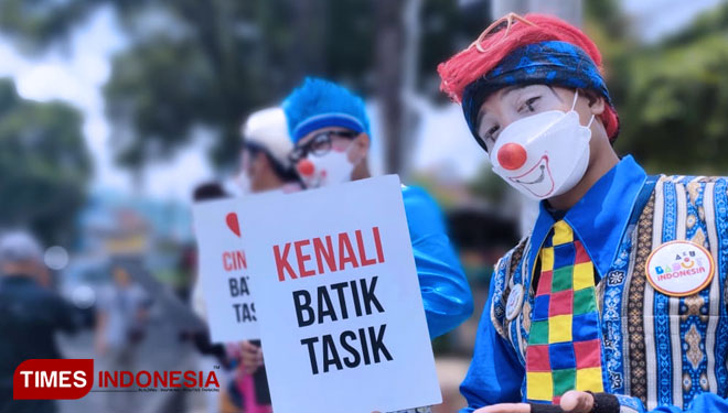 Beberapa badut dengan menggunakan kostum badut yang dibuat dengan paduan kain berbahan batik enam badut beraksi berkampanye dengan membawa poster yang bertuliskan Kenali Batik Tasik, Cintai Batik Tasik, Pakai Batik Tasik, Selamat Hari Batik 2021, yang di