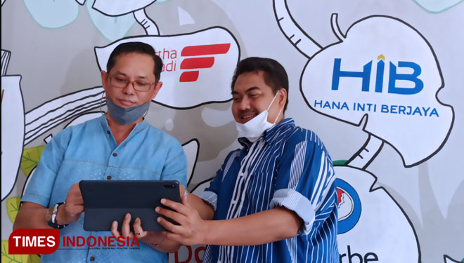 (Kiri-kanan) Direktur Operasional dan Penasaran PT Darbe Jaya Abadi Ongky Aries Tyanto bersama Komisaris Utama PT DJA, Nanang Sumartono Hadwidjojo, Jumat (1/10/2021).(Foto : Lely Yuana/TIMES Indonesia)