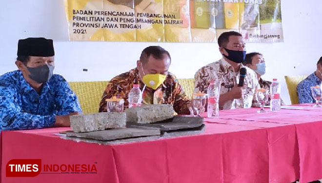 Sidi Mawardi, SS, M.Si anggota Komisi E pada DPRD Jawa Tengah  bersama bersama Kabid Riset dan pengembangan Bappeda Jateng, serta praktisi sampah, Samsudin dan Kades Wangon Supriyadi dalam dialog soal sampah.( FOTO : Sutrisno/TIMES Indonesia)