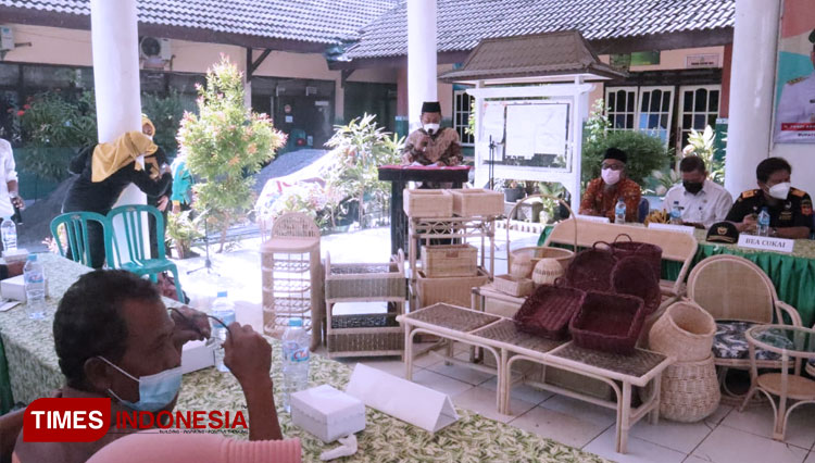 Bupati Gresik Fandi Akhmad Yani saat sambutan dalam kegiatan pelepasan produk UMKM kerajinan rotan yang akan dipamerkan di Jepang (Foto: Akmal/TIMES Indonesia).