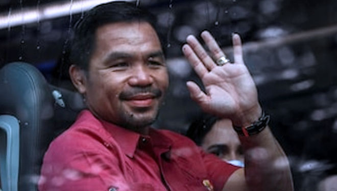 Mengenakan baju kaos warna merah maroon, petinju hebat Manny Pacquiao mendaftar pertama dalam pencalonan Presiden Filipina (FOTO: Reuters)