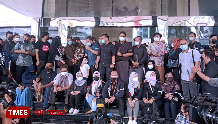 Para mantan pegawai KPK RI saat berpamitan setelah sah di pecat karena tak lulus TWK dalam alih status menjadi. (FOTO: Moh Ramli/TIMES Indonesia)