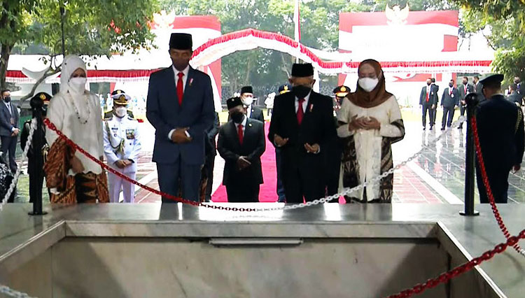 Tangkap layar -  Presiden RI Jokowi dan Wapres RI Ma'ruf Amin berdoa di depan 