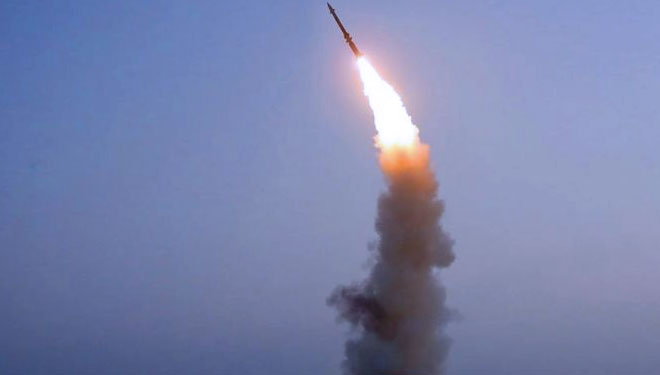 Rudal terbaru anti-pesawat ditembakkan hanya beberapa hari setelah uji coba Korea Utara sebelumnya.(FOTO :BBC/Reuters)