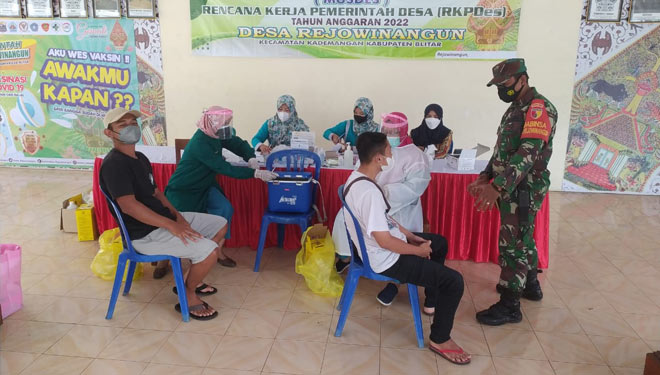 Babinsa Koramil Tipe B 0808/10 Kademangan memonitoring vaksinasi Covid-19 di Balai Desa Rejowinangun Kecamatan Kademangan Kabupaten Blitar, Sabtu (2/10/2021). (Foto: Kodim 0808/Blitar)