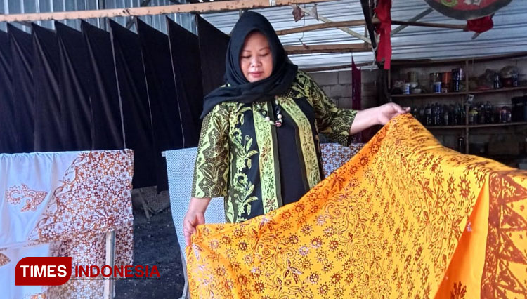 Produk Batik Bermotif Virus Corona yang diproduksi oleh Fitriyah. (FOTO: Riswan Efendi/TIMES Indonesia)