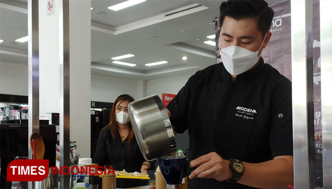 Chef Christo live cooking dan berbagi resep memasak Spaghetti Aglio Olio sehat kepada pengunjung Perdana Elektronik Kertajaya Surabaya, Sabtu (2/10/2021). (Foto: Lely Yuana/TIMES Indonesia)