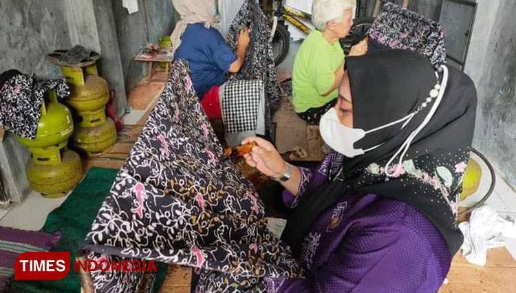 Hari Batik Nasional, Gendhis Batik Lakukan Hak Paten Design Motif Rambutan Sibatulawang dan Bebeong