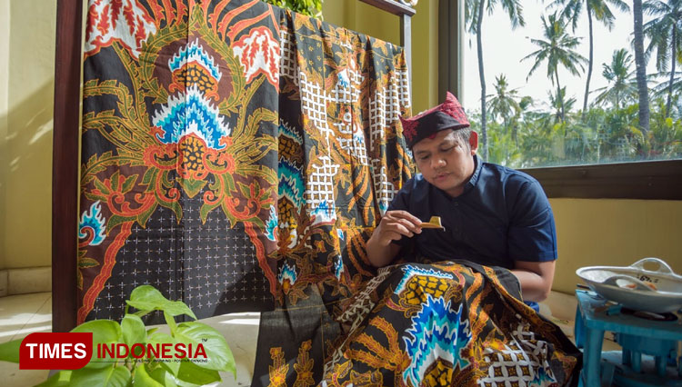 Isyam Syamsi, desainer batik asal Banyuwangi. (Foto : Isyam Syamsi for TIMES Indonesia)