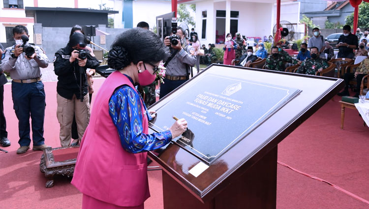Ketum Ikatan Kesejahteraan Keluarga TNI (IKKT) Pragati Wira Anggini (PWA) Ny. Nanny Hadi Tjahjanto meresmikan Paud dan Daycare Yayasan Tunas Muda IKKT. (FOTO: Puspen TNI)