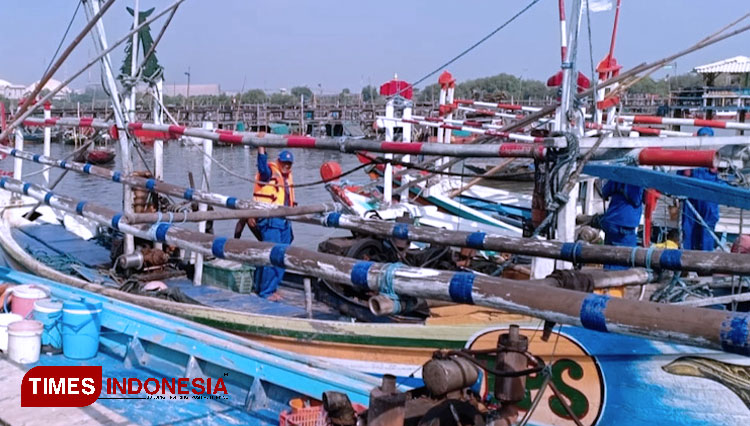 Nelayan memarkirkan perahunya di dermaga (FOTO: Akmal/TIMES Indonesia)