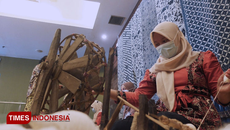 Perajin batik Tuban saat memintal benang di Quest Hotel Darmo Surabaya, Sabtu (2/10/2021). (Foto: Khusnul Hasana/TIMES Indonesia)